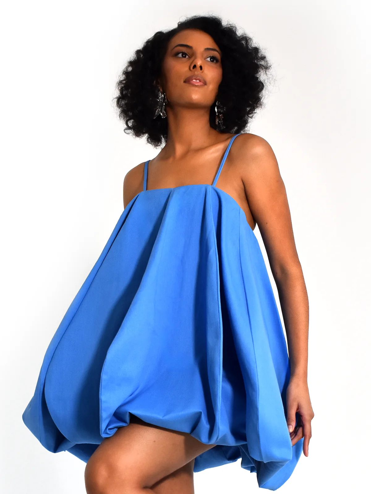 Editorial da coleção Retorno 26 — vestido curto azul de volume balonê
